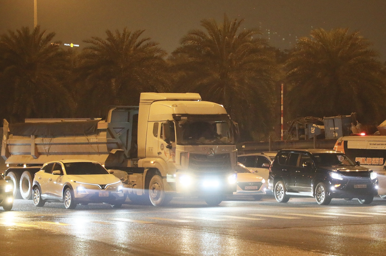 Xe &ldquo;độ&rdquo; đ&egrave;n s&aacute;ng như ban ng&agrave;y, hiểm họa r&igrave;nh rập mỗi đ&ecirc;m- Ảnh 2.