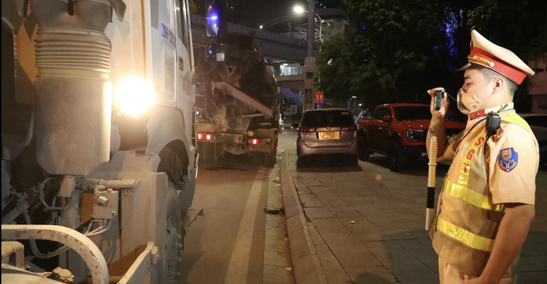 Xe &ldquo;độ&rdquo; đ&egrave;n s&aacute;ng như ban ng&agrave;y, hiểm họa r&igrave;nh rập mỗi đ&ecirc;m- Ảnh 3.