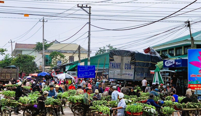 Cận cảnh chợ chuối Tân Long ở địa điểm tạm sau vụ tai nạn giao thông 3 người chết- Ảnh 12. Cận cảnh chợ chuối Tân Long ở địa điểm tạm sau vụ tai nạn giao thông 3 người chết- Ảnh 12.