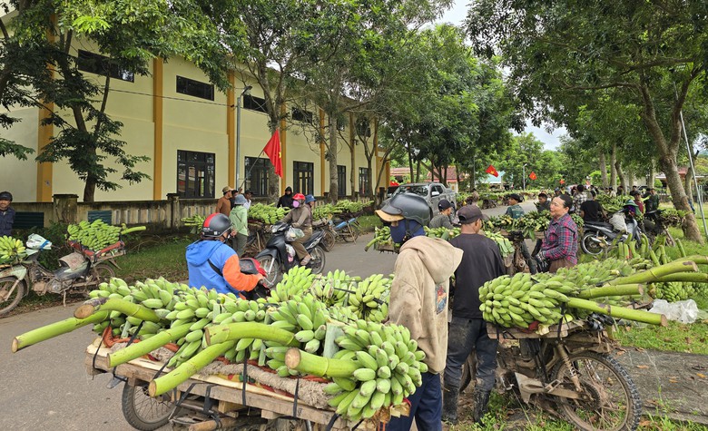 Cận cảnh chợ chuối Tân Long ở địa điểm tạm sau vụ tai nạn giao thông 3 người chết- Ảnh 6. Cận cảnh chợ chuối Tân Long ở địa điểm tạm sau vụ tai nạn giao thông 3 người chết- Ảnh 6.