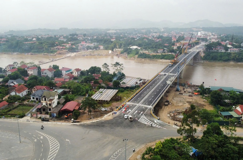 Cận ng&agrave;y kh&aacute;nh th&agrave;nh, cầu Phong Ch&acirc;u mới c&ograve;n những việc g&igrave; phải gấp r&uacute;t ho&agrave;n thiện?- Ảnh 11.