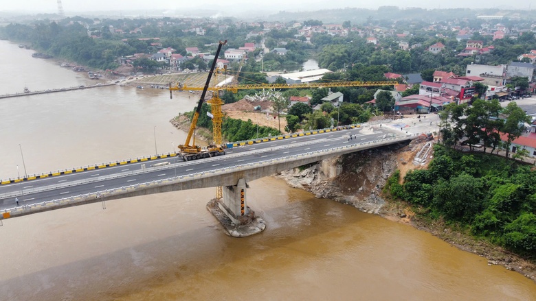 Cận ng&agrave;y kh&aacute;nh th&agrave;nh, cầu Phong Ch&acirc;u mới c&ograve;n những việc g&igrave; phải gấp r&uacute;t ho&agrave;n thiện?- Ảnh 2.