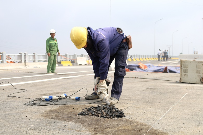 Cận ng&agrave;y kh&aacute;nh th&agrave;nh, cầu Phong Ch&acirc;u mới c&ograve;n những việc g&igrave; phải gấp r&uacute;t ho&agrave;n thiện?- Ảnh 7.