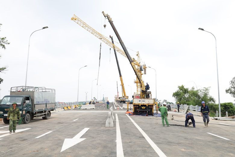 Cận ng&agrave;y kh&aacute;nh th&agrave;nh, cầu Phong Ch&acirc;u mới c&ograve;n những việc g&igrave; phải gấp r&uacute;t ho&agrave;n thiện?- Ảnh 9.
