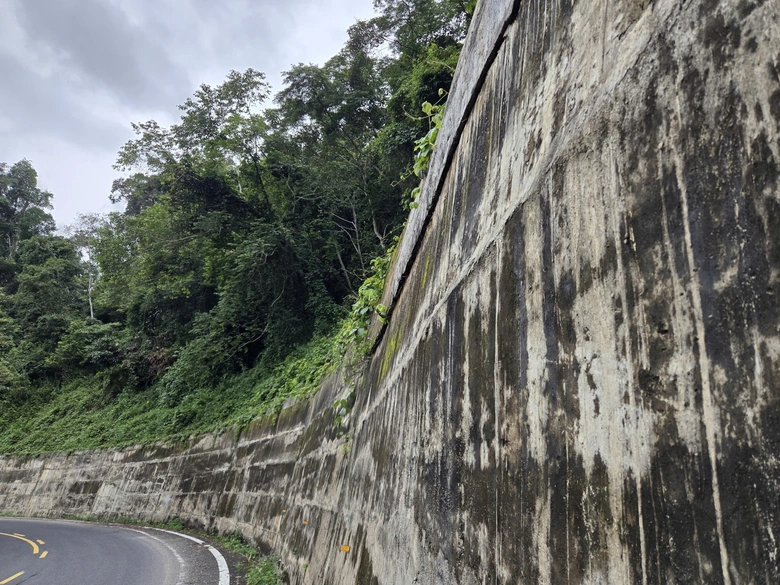 Tường chắn ta luy dương đ&egrave;o Măng Đen nguy cơ đổ sập- Ảnh 1.