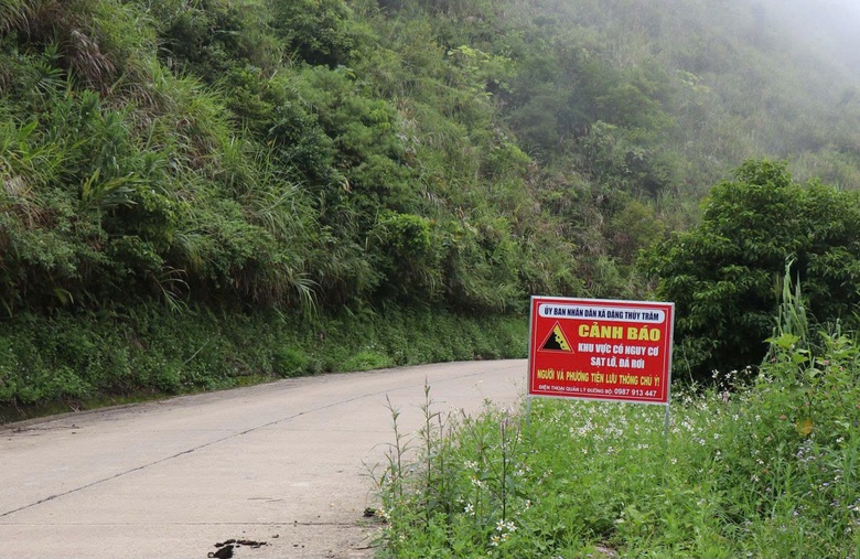Quảng Ngãi: Tỉnh lộ liên tục "hứng" đá tảng từ núi cao rơi xuống, nguy cơ tai nạn- Ảnh 5. Quảng Ngãi: Tỉnh lộ liên tục "hứng" đá tảng từ núi cao rơi xuống, nguy cơ tai nạn- Ảnh 5.