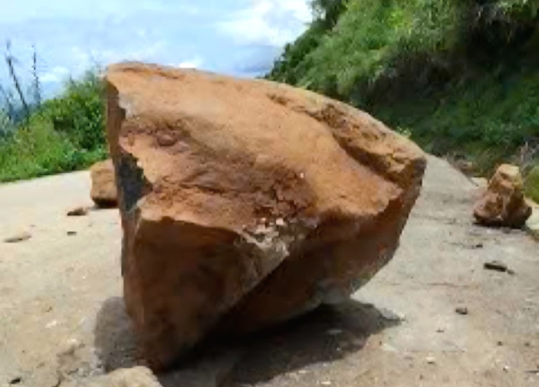 Quảng Ngãi: Tỉnh lộ liên tục "hứng" đá tảng từ núi cao rơi xuống, nguy cơ tai nạn- Ảnh 1. Quảng Ngãi: Tỉnh lộ liên tục "hứng" đá tảng từ núi cao rơi xuống, nguy cơ tai nạn- Ảnh 1.