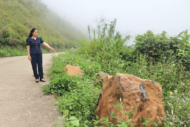 Quảng Ngãi: Tỉnh lộ liên tục "hứng" đá tảng từ núi cao rơi xuống, nguy cơ tai nạn- Ảnh 2. Quảng Ngãi: Tỉnh lộ liên tục "hứng" đá tảng từ núi cao rơi xuống, nguy cơ tai nạn- Ảnh 2.