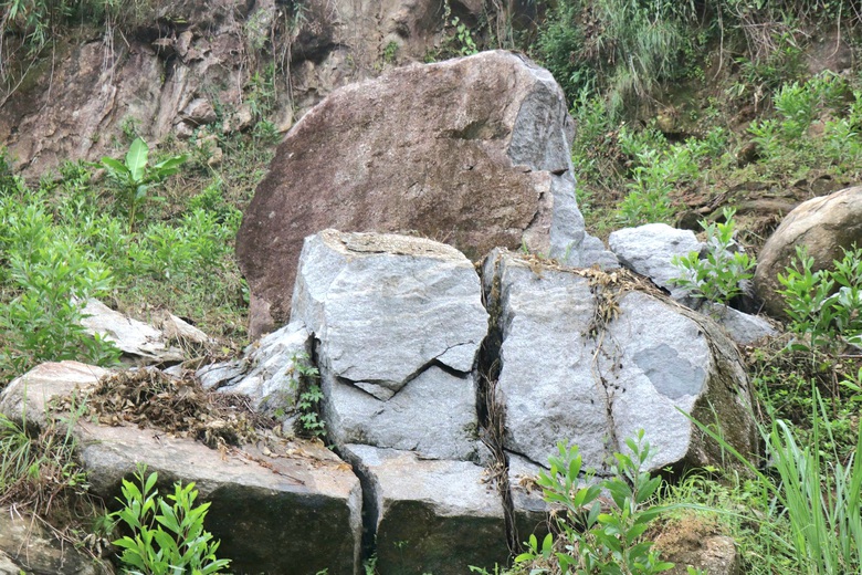 Quảng Ngãi: Tỉnh lộ liên tục "hứng" đá tảng từ núi cao rơi xuống, nguy cơ tai nạn- Ảnh 4. Quảng Ngãi: Tỉnh lộ liên tục "hứng" đá tảng từ núi cao rơi xuống, nguy cơ tai nạn- Ảnh 4.