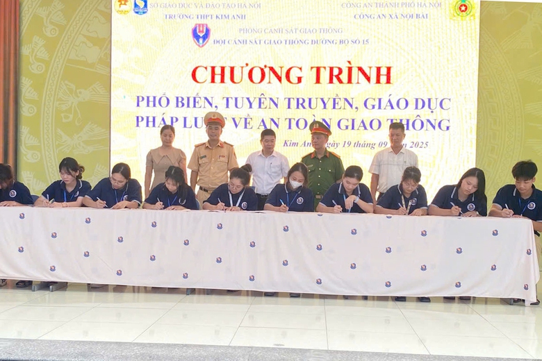 Hà Nội quyết liệt ngăn tình trạng học sinh, phụ huynh vi phạm giao thông- Ảnh 1. Hà Nội quyết liệt ngăn tình trạng học sinh, phụ huynh vi phạm giao thông- Ảnh 1.