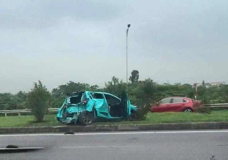 &Ocirc; t&ocirc; biến dạng, văng l&ecirc;n dải ph&acirc;n c&aacute;ch sau tai nạn li&ecirc;n ho&agrave;n tr&ecirc;n QL1- Ảnh 1.