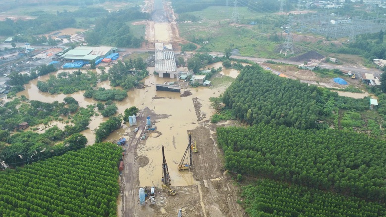 Mưa ngập cản trở, cao tốc Biên Hòa - Vũng Tàu tăng tốc để về đích đúng hẹn 19/12- Ảnh 1. Mưa ngập cản trở, cao tốc Biên Hòa - Vũng Tàu tăng tốc để về đích đúng hẹn 19/12- Ảnh 1.