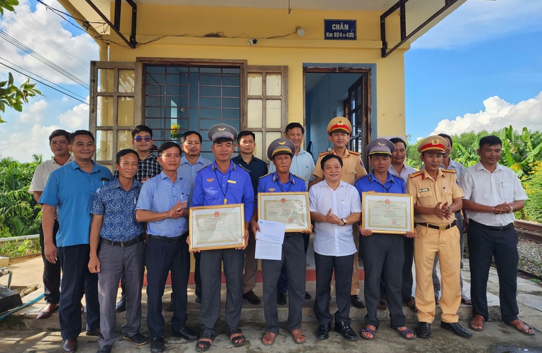 Quảng Ngãi khen thưởng nhân viên gác chắn tàu hỏa dũng cảm cứu người- Ảnh 1. Quảng Ngãi khen thưởng nhân viên gác chắn tàu hỏa dũng cảm cứu người- Ảnh 1.