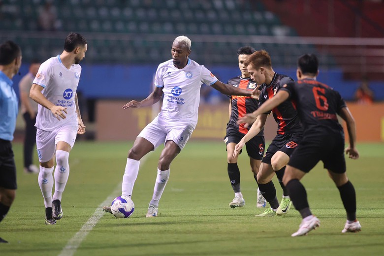 Ho&agrave;ng Đức rực s&aacute;ng, Ninh B&igrave;nh quật ng&atilde; nh&agrave; v&ocirc; địch V-League- Ảnh 2.