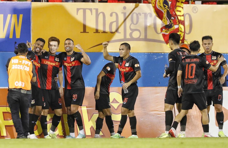 Ho&agrave;ng Đức rực s&aacute;ng, Ninh B&igrave;nh quật ng&atilde; nh&agrave; v&ocirc; địch V-League- Ảnh 1.