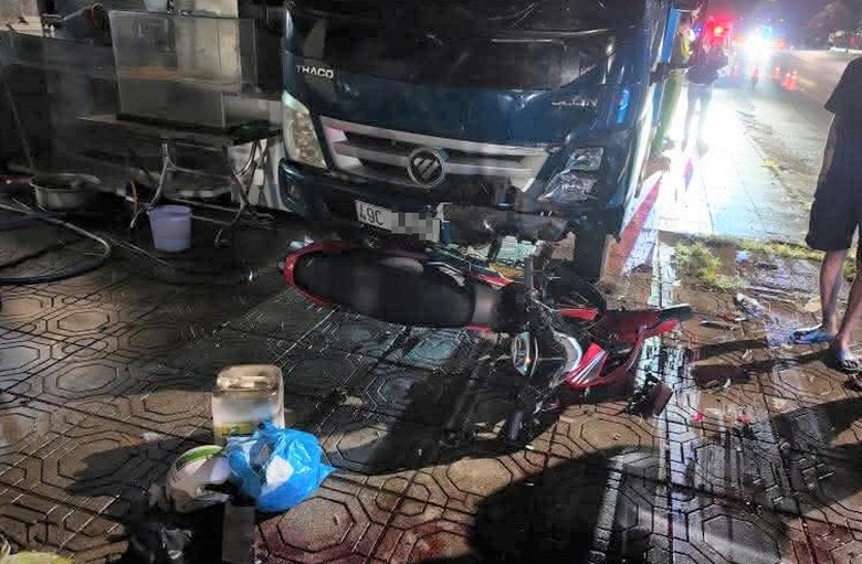 T&ocirc;ng v&agrave;o &ocirc; t&ocirc; tải đậu tr&ecirc;n vỉa h&egrave; ở L&acirc;m Đồng, 2 thanh ni&ecirc;n đi xe m&aacute;y tử vong- Ảnh 1.