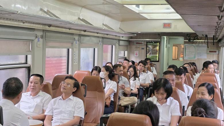 T&agrave;u hỏa chở c&aacute;n bộ, nh&acirc;n vi&ecirc;n Hải Ph&ograve;ng đi l&agrave;m ch&iacute;nh thức vận h&agrave;nh- Ảnh 1.