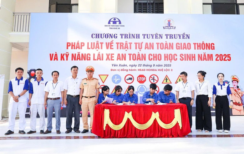 Để mỗi học sinh l&agrave; một tấm gương về tuy&ecirc;n truyền an to&agrave;n giao th&ocirc;ng- Ảnh 1.