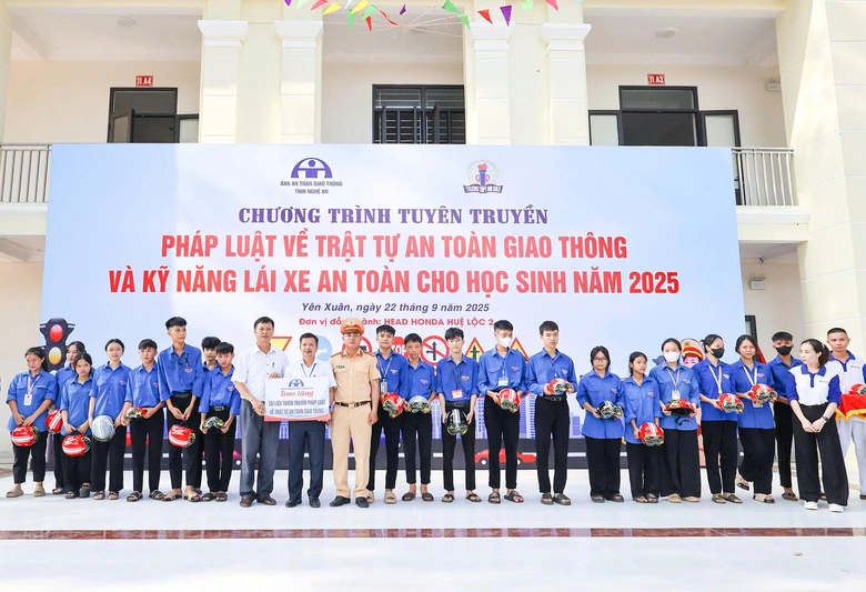Để mỗi học sinh l&agrave; một tấm gương về tuy&ecirc;n truyền an to&agrave;n giao th&ocirc;ng- Ảnh 3.