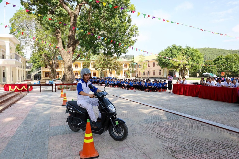 Để mỗi học sinh l&agrave; một tấm gương về tuy&ecirc;n truyền an to&agrave;n giao th&ocirc;ng- Ảnh 4.
