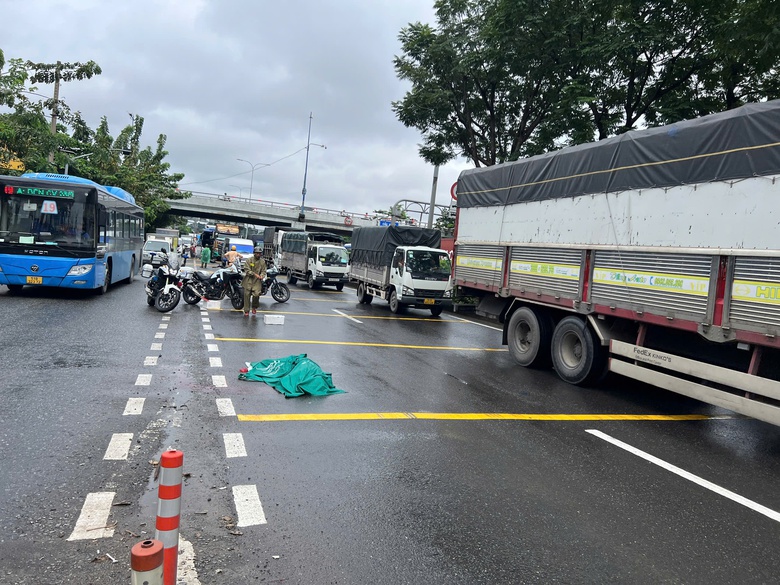 Người đàn ông đứng trên vỉa hè bất ngờ lao vào xe container, tử vong tại chỗ- Ảnh 1. Người đàn ông đứng trên vỉa hè bất ngờ lao vào xe container, tử vong tại chỗ- Ảnh 1.