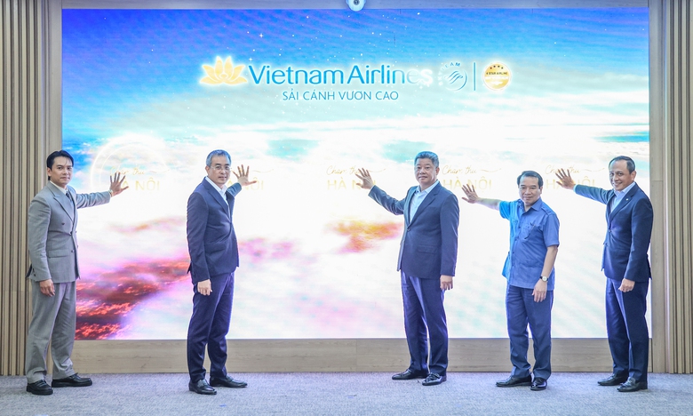 H&agrave;nh tr&igrave;nh cảm x&uacute;c c&ugrave;ng Vietnam Airlines "Chạm thu H&agrave; Nội"- Ảnh 1.