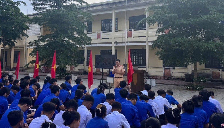 Quảng Ng&atilde;i đẩy mạnh tuy&ecirc;n truyền trật tự ATGT đến học sinh- Ảnh 1.
