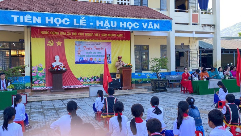 Quảng Ng&atilde;i đẩy mạnh tuy&ecirc;n truyền trật tự ATGT đến học sinh- Ảnh 2.