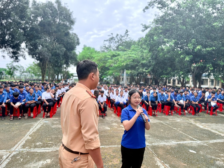 Quảng Ngãi quyết liệt xử lý học sinh điều khiển xe máy đến trường- Ảnh 4. Quảng Ngãi quyết liệt xử lý học sinh điều khiển xe máy đến trường- Ảnh 4.