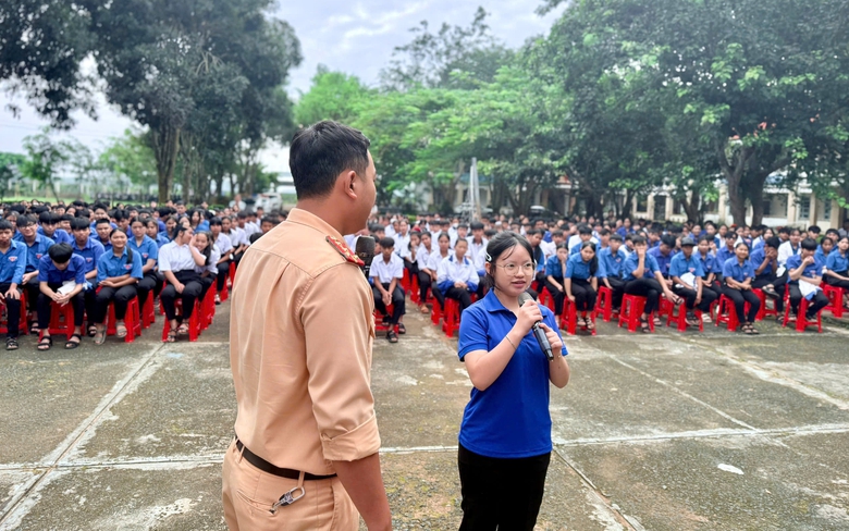 Quảng Ng&atilde;i đẩy mạnh tuy&ecirc;n truyền trật tự ATGT đến học sinh- Ảnh 3.
