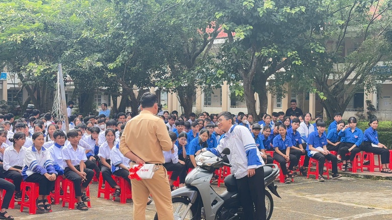 Quảng Ng&atilde;i đẩy mạnh tuy&ecirc;n truyền trật tự ATGT đến học sinh- Ảnh 4.