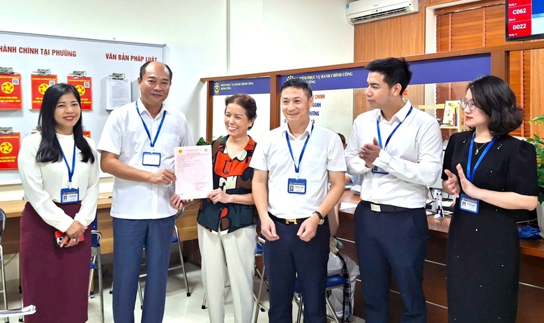 Người d&acirc;n phấn khởi khi nhận sổ đỏ tại x&atilde;, phường - Ảnh 2.