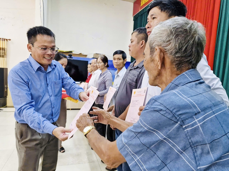 Người d&acirc;n phấn khởi khi nhận sổ đỏ tại x&atilde;, phường - Ảnh 1.
