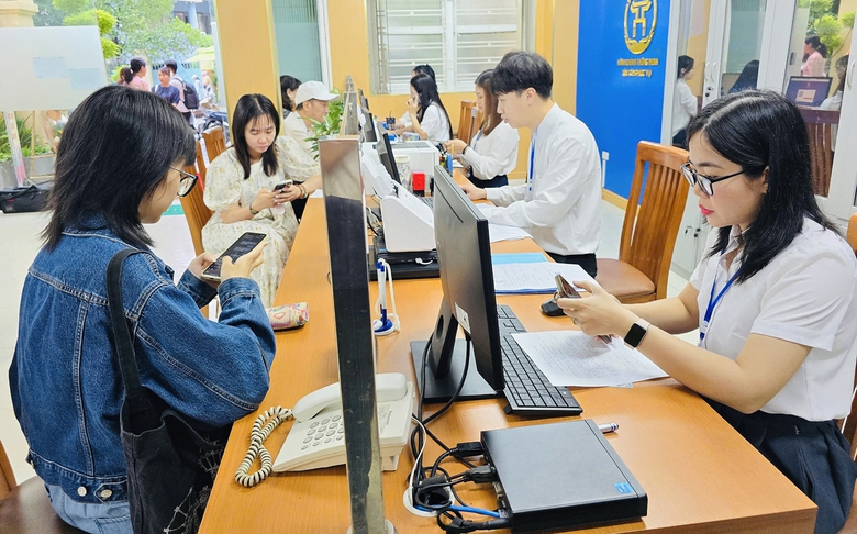 Người d&acirc;n phấn khởi khi nhận sổ đỏ tại x&atilde;, phường - Ảnh 3.