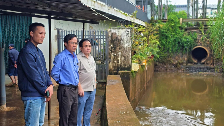 Gia Lai tìm cách gỡ nút "thắt cổ chai" hễ mưa là ngập tại trung tâm Pleiku- Ảnh 3. Gia Lai tìm cách gỡ nút "thắt cổ chai" hễ mưa là ngập tại trung tâm Pleiku- Ảnh 3.