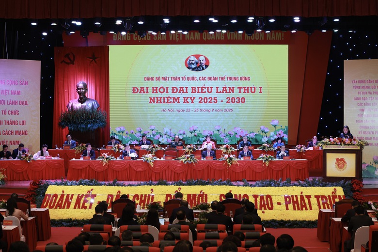 Tổng Bí thư Tô Lâm: Mong họp ít, làm nhiều, ít thủ tục, nhiều nụ cười của nhân dân- Ảnh 4. Tổng Bí thư Tô Lâm: Mong họp ít, làm nhiều, ít thủ tục, nhiều nụ cười của nhân dân- Ảnh 4.