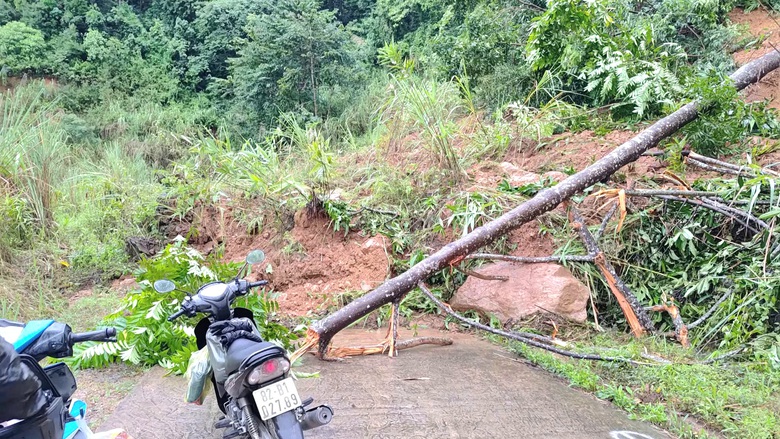 Lở núi khiến đất đá tràn tỉnh lộ, chia cắt giao thông ở xã biên giới Quảng Ngãi- Ảnh 3. Lở núi khiến đất đá tràn tỉnh lộ, chia cắt giao thông ở xã biên giới Quảng Ngãi- Ảnh 3.