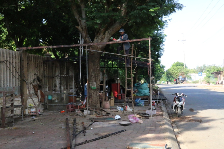 Quảng Ng&atilde;i xử l&yacute; tr&aacute;ch nhiệm cấp x&atilde; bu&ocirc;ng lỏng quản l&yacute;, để xảy ra x&acirc;y dựng tr&aacute;i ph&eacute;p- Ảnh 1.