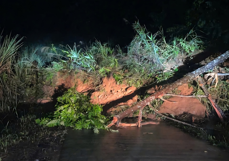 Lở núi khiến đất đá tràn tỉnh lộ, chia cắt giao thông ở xã biên giới Quảng Ngãi- Ảnh 1. Lở núi khiến đất đá tràn tỉnh lộ, chia cắt giao thông ở xã biên giới Quảng Ngãi- Ảnh 1.