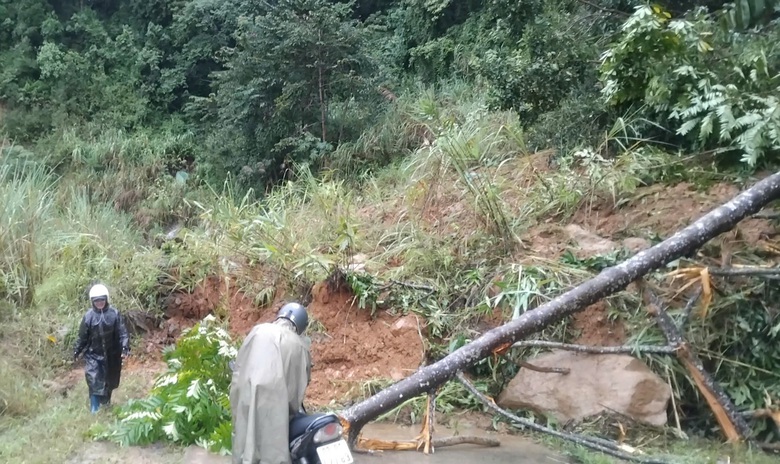 Lở núi khiến đất đá tràn tỉnh lộ, chia cắt giao thông ở xã biên giới Quảng Ngãi- Ảnh 9. Lở núi khiến đất đá tràn tỉnh lộ, chia cắt giao thông ở xã biên giới Quảng Ngãi- Ảnh 9.