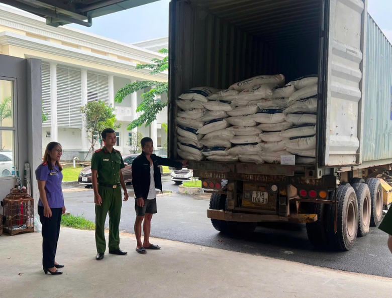 TP.HCM: Bắt t&agrave;i xế container vận chuyển 40 tấn đường c&aacute;t nhập lậu- Ảnh 1.