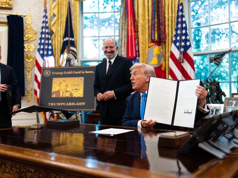 Nhìn lại một ngày hỗn loạn khi Mỹ công bố phí visa H-1B lên tới 100.000 USD- Ảnh 1. Nhìn lại một ngày hỗn loạn khi Mỹ công bố phí visa H-1B lên tới 100.000 USD- Ảnh 1.