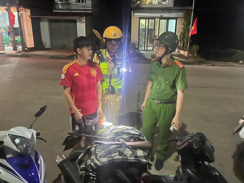 CSGT Bắc Ninh ph&aacute;t hiện l&aacute;i xe vi phạm nồng độ cồn kịch khung, mang theo nhiều s&uacute;ng đạn- Ảnh 1.