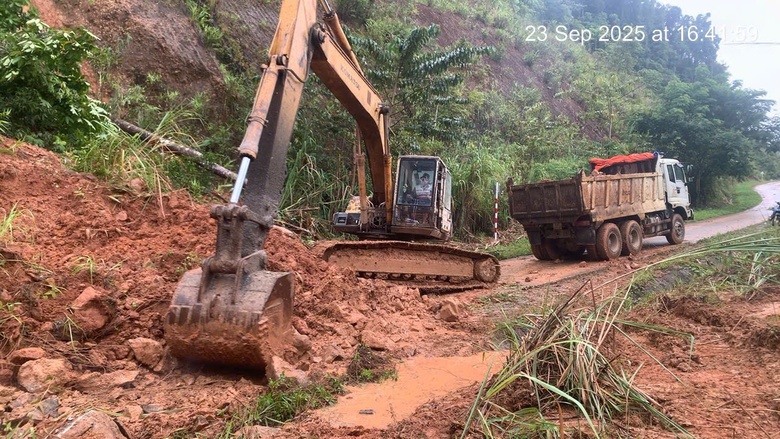 Quảng Ng&atilde;i nỗ lực th&ocirc;ng xe sau sạt lở n&uacute;i c&ocirc; lập x&atilde; bi&ecirc;n giới- Ảnh 2.