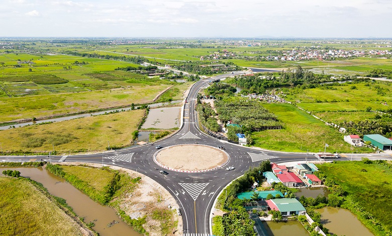 Chạy nước r&uacute;t thi c&ocirc;ng tuyến đường bộ ven biển Hưng Y&ecirc;n gần 5.000 tỷ đồng- Ảnh 1.