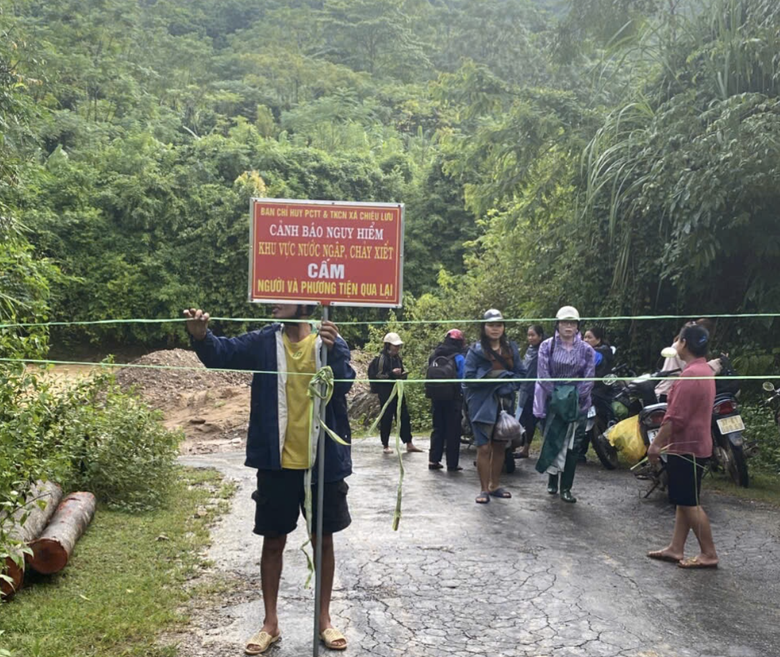Mưa lớn nước d&acirc;ng cao, người d&acirc;n x&atilde; miền n&uacute;i Nghệ An thấp thỏm qua cầu tr&agrave;n- Ảnh 1.