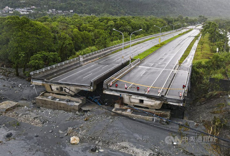 Siêu bão Ragasa gây vỡ hồ chắn ở Đài Loan, ít nhất 14 người thiệt mạng- Ảnh 1. Siêu bão Ragasa gây vỡ hồ chắn ở Đài Loan, ít nhất 14 người thiệt mạng- Ảnh 1.