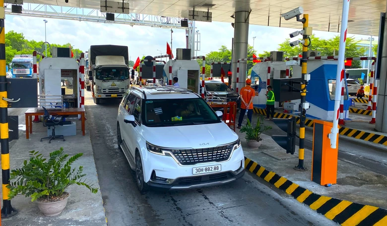 Vẫn c&ograve;n 2,8 triệu xe &ocirc; t&ocirc; chưa chuyển đổi t&agrave;i khoản thu ph&iacute;- Ảnh 2.