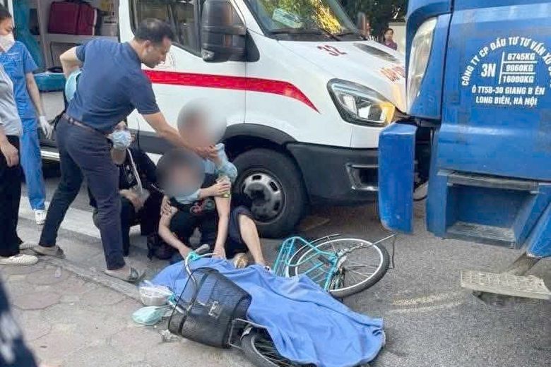 H&agrave; Nội: Điều tra vụ nam sinh lớp 6 tử vong gần cổng trường sau va chạm xe tải- Ảnh 1.