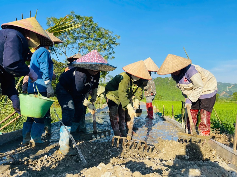 Chung sức chung l&ograve;ng ki&ecirc;n cố h&oacute;a đường b&ecirc; t&ocirc;ng ở L&agrave;o Cai- Ảnh 1.